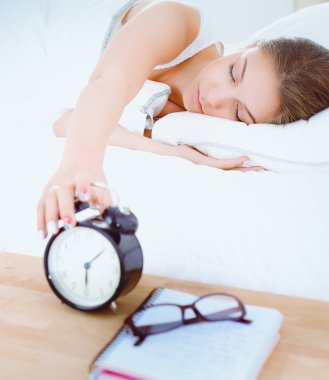 Genç bir kadın sabah alarmını erteliyor..