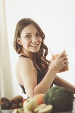 Resepsiyon ile meyve ve meyve suyu ile gözlük mutfakta oturan kız.