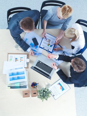 Oturma ve iş toplantısında tartışırken iş adamları. İş adamları .