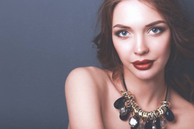 Siyah elbiseli, akşam makyajlı güzel bir kadın.