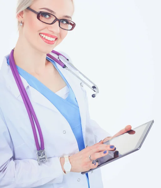 Médica usando um comprimido digital e de pé sobre fundo branco. Mulheres médicas. — Fotografia de Stock