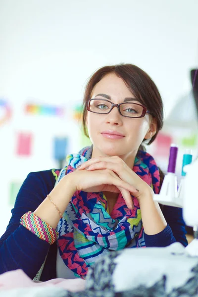 Mujer joven cosiendo sentado en su lugar de trabajo . —  Fotos de Stock