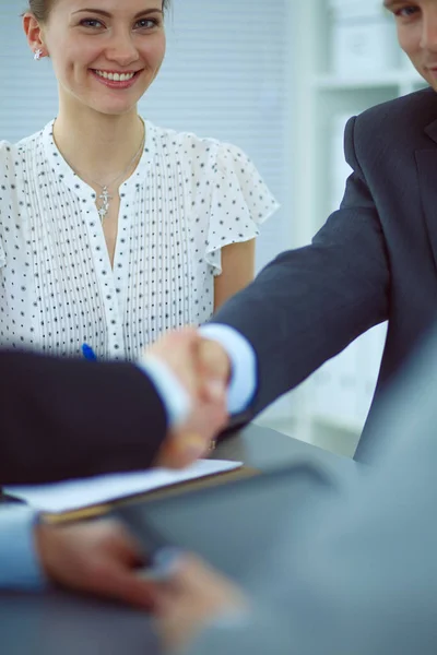 Affärsmän skakar hand, efterbehandling upp ett möte. Affärsmän — Stockfoto