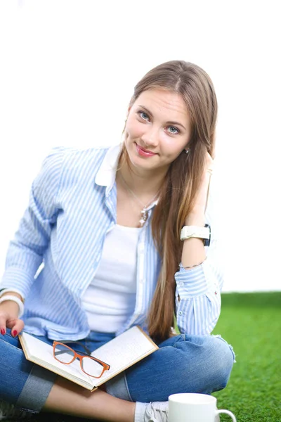 Jonge vrouw zit met boek op gras. Jonge vrouw — Stockfoto