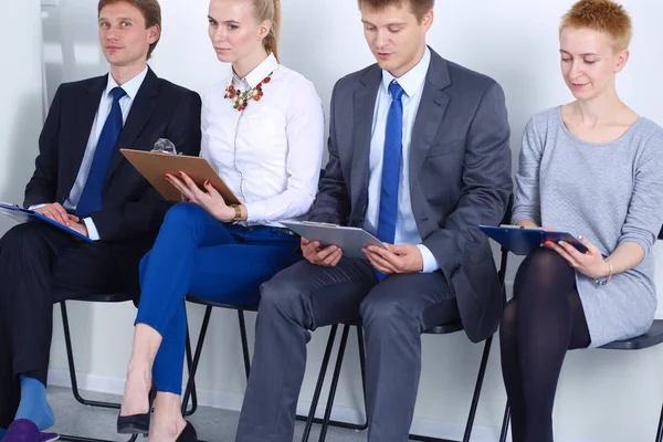 Groep zakenmensen zit op stoel in functie. Groep van zakenmensen — Stockfoto