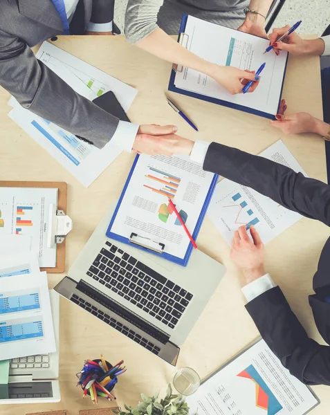 Oturma ve iş toplantısında tartışırken iş adamları. İş adamları .