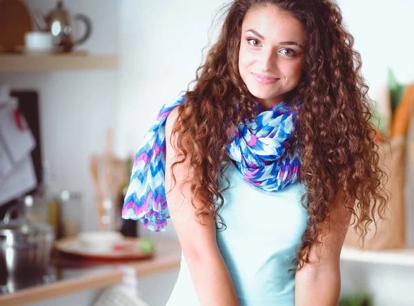 Una mujer guapa bebiendo vino en casa en la cocina. Mujer bonita — Foto de Stock