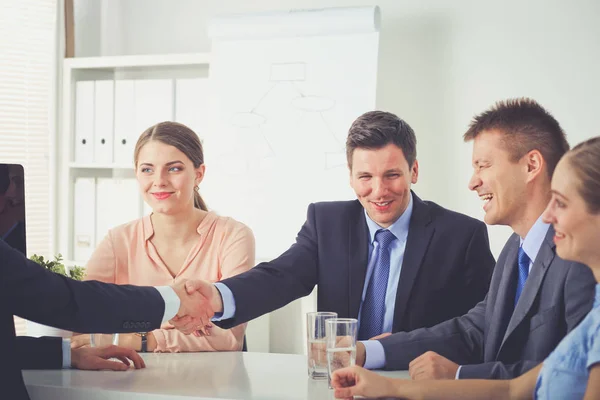 Gente de negocios sentada y discutiendo en reunión de negocios — Foto de Stock