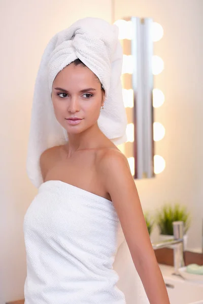 Banyo aynası önünde duran genç çekici kadın — Stok fotoğraf