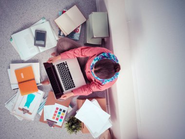 Stüdyoda çalışan genç moda tasarımcısı.