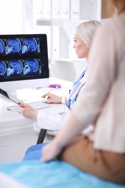 Doktor ve hasta masada otururken bir şey tartışıyorlar. Tıp ve sağlık hizmetleri kavramı. Doktor ve hasta.