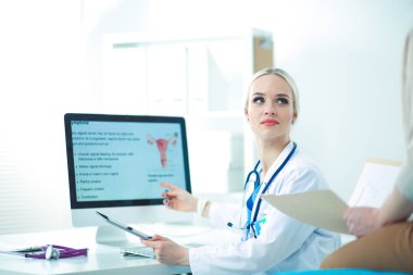 Doktor ve hasta masada otururken bir şey tartışıyorlar. Tıp ve sağlık hizmetleri kavramı. Doktor ve hasta.