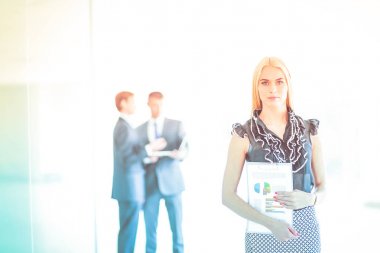 Gülümseyen iş adamları ofiste iyi bir sunumu alkışlıyorlar. .