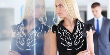 Bir klasörde elleri ile ön planda duran iş kadın .