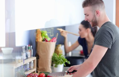 Güzel genç çift evde mutfakta eğleniyor.