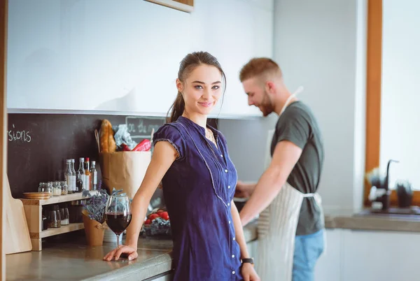 Pareja cocinando juntos en su cocina en casa —  Fotos de Stock