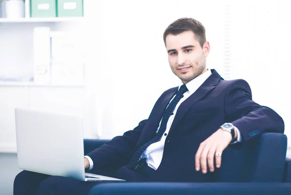 Jeune homme d'affaires travaillant au bureau, assis au bureau — Photo