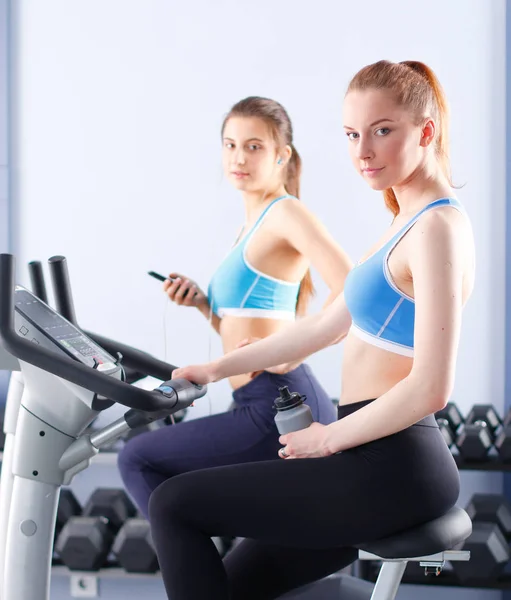 Grupo de personas en el gimnasio haciendo ejercicio en entrenadores cruzados. Gente en el gimnasio —  Fotos de Stock