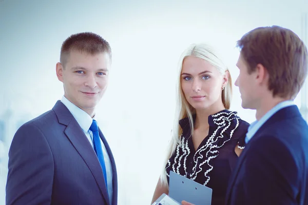 Zakenmensen schudden elkaar de hand na de vergadering . — Stockfoto