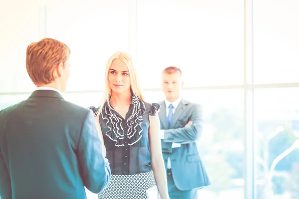 Geschäftsfrau beim Händeschütteln im Büro — Stockfoto