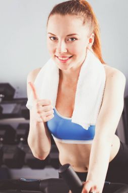 Güzel kız eğitmenler üzerinde egzersiz jimnastik salonu. Güzel kız