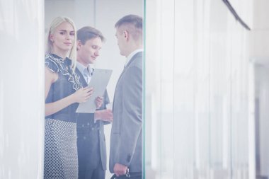 Modern ofiste çalışanları olan bir iş kadını.