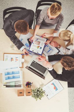 Oturma ve iş toplantısında tartışırken iş adamları. İş adamları .