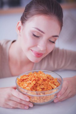 Gülümseyen çekici kadın kahvaltı mutfak iç. Gülümseyen çekici kadın.