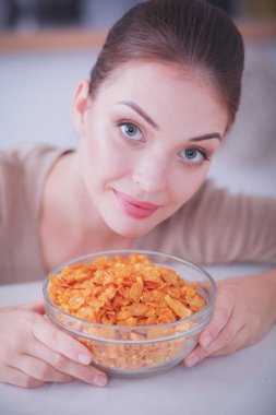 Gülümseyen çekici kadın kahvaltı mutfak iç. Gülümseyen çekici kadın.