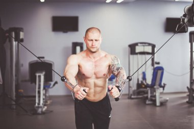 Spor salonunda egzersiz eğitim genç adam. Genç adam