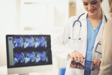 Doktor ve hasta masada otururken bir şey tartışıyorlar. Tıp ve sağlık hizmetleri kavramı. Doktor ve hasta.