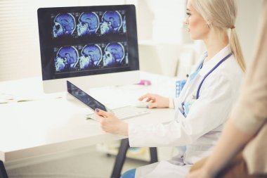 Doktor ve hasta masada otururken bir şey tartışıyorlar. Tıp ve sağlık hizmetleri kavramı. Doktor ve hasta.