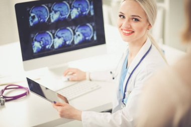 Doktor ve hasta masada otururken bir şey tartışıyorlar. Tıp ve sağlık hizmetleri kavramı. Doktor ve hasta.