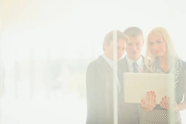 Mujer de negocios de pie en primer plano en la oficina  . — Foto de Stock