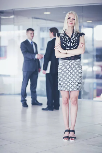Biznes kobieta stojąc w planie w biurze . — Zdjęcie stockowe