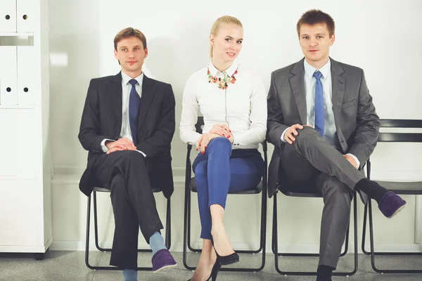 Grupo de empresários sentados na cadeira no escritório. Grupo de empresários — Fotografia de Stock