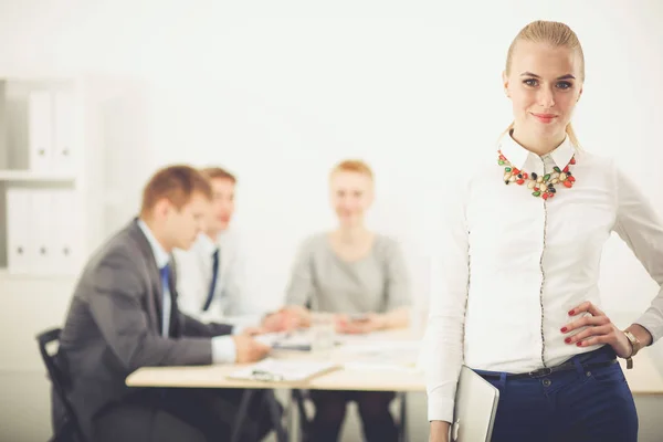 Portret młodej kobiety pracującej w biurze stojącej z teczką. Portret młodej kobiety. Bizneswoman — Zdjęcie stockowe