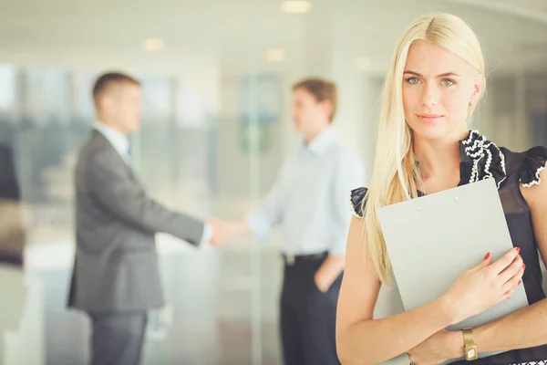 Portrait de jeune femme d'affaires en fonction avec des collègues en arrière-plan . — Photo