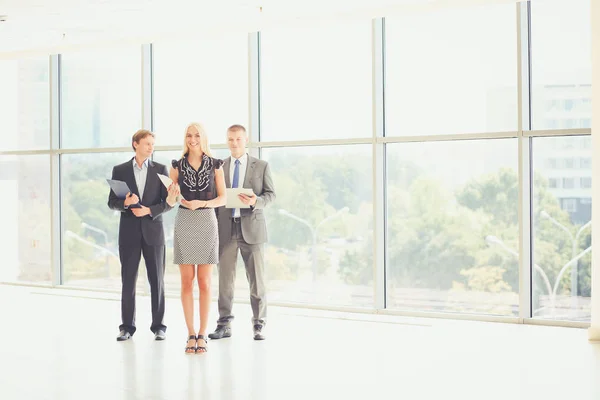 Mujer de negocios de pie en primer plano en la oficina  . — Foto de Stock