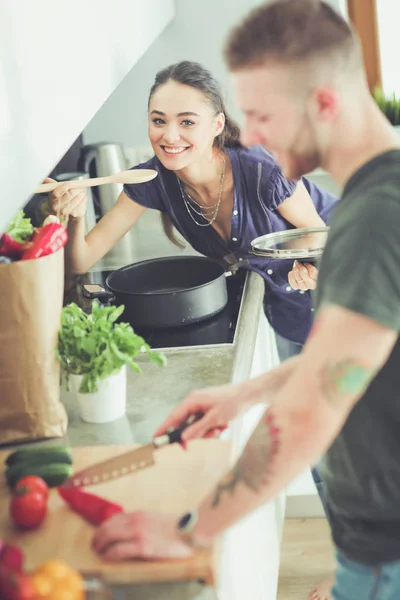 Pareja cocinando juntos en su cocina en casa — Foto de Stock