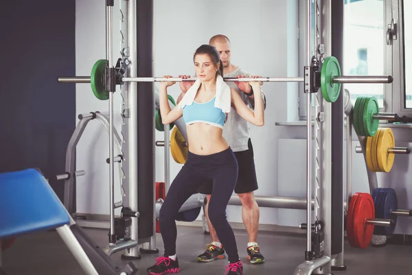 Bella donna in palestra che si allena con il suo allenatore. Bellissima donna. Palestra — Foto Stock