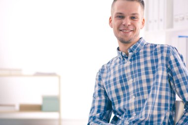 İş adamları ofiste görüştüler.