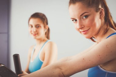 Bir grup insan üzerinde eğitmenler egzersiz jimnastik salonu. insanlar vasıl jimnastik salonu