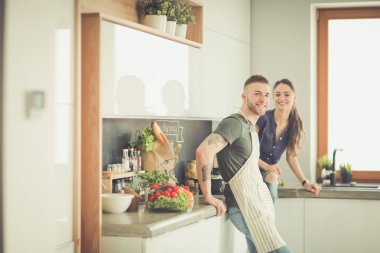 Güzel genç çift evde mutfakta eğleniyor.