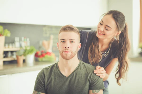 Vackra unga par har roligt i köket hemma — Stockfoto