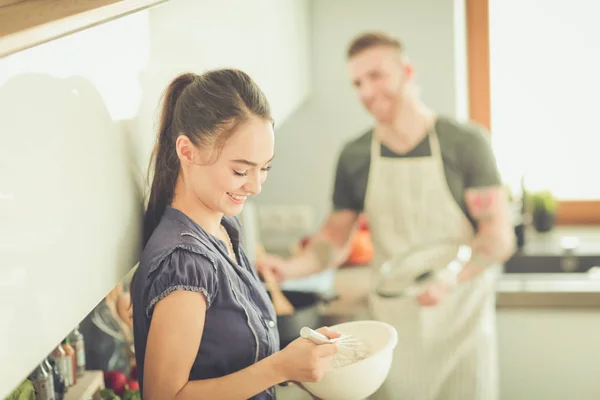 Bir çift evdeki mutfaklarında birlikte yemek pişiriyor. — Stok fotoğraf