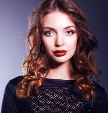 Siyah elbiseli, akşam makyajlı güzel bir kadın.