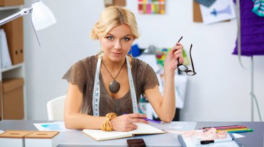 Stüdyoda çalışan genç moda tasarımcısı.