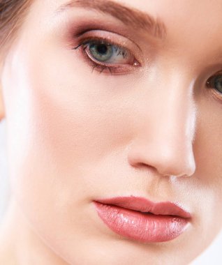 evde kanepenin üzerine bir fincan genç güzel kadın