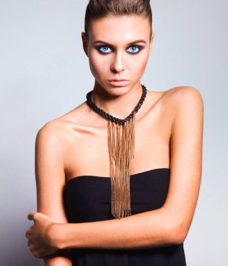 gri arka plan üzerinde duran güzel kadın